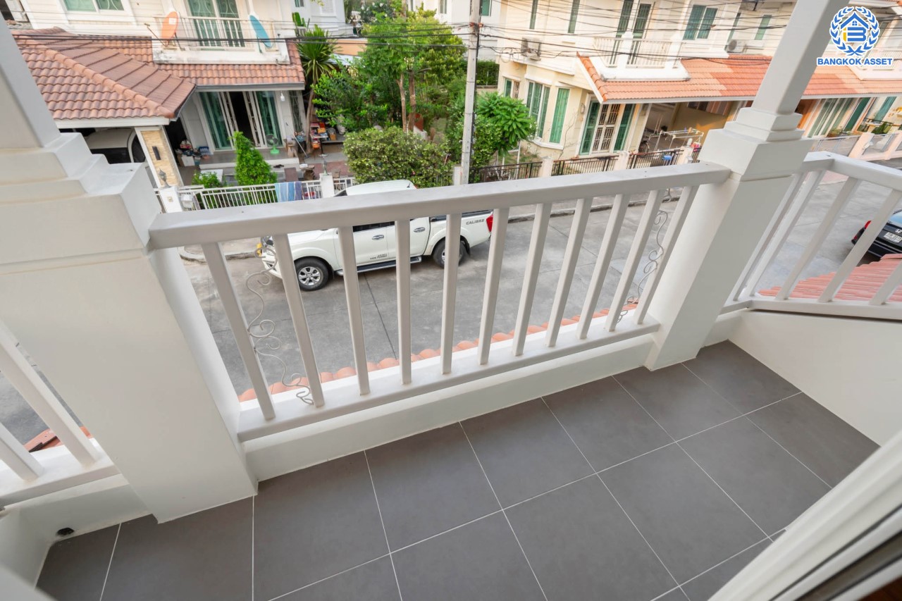 บ้านมือสองตกแต่งใหม่ แบรนด์ Property Perfect ม.เดอะวิลล่า ราชพฤกษ์-ท่าอิฐ บ้านแฝดฟังก์ชันระดับบ้านเดี่ยว เนื้อที่ 38.4 ตร.ว. โซนติดสวนสาธารณะ สัมผัสบรรยากาศผ่อนคลาย ฟังก์ชัน 3 ห้องนอน 2 ห้องน้ำ 1 ห้องอเนกประสงค์ขนาดใหญ่ชั้นล่าง จอดรถได้ 2 คัน บนทำเลเชื่อมต่อทั้งถ.รัตนาธิเบศร์ และถ.ราชพฤกษ์ และเพียง 10 นาทีถึงรถไฟฟ้า "สถานีบางรักน้อยท่าอิฐ"